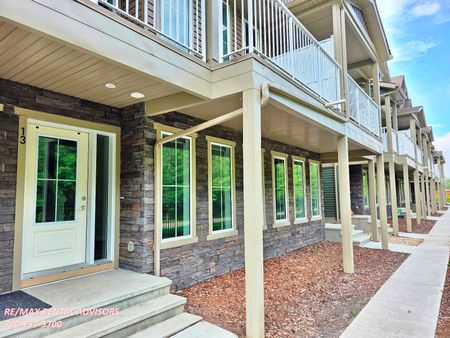 GREAT 3 BED PLUS BONUS RM, 2.5 BATH, 2 STOREY TOWNHOUSE W/A DOUBLE ATTACHED GARAGE IN THE COMMUNITY OF GRAYDON HILL - Photo 3