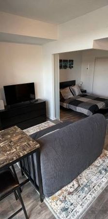 Stylish 1 Bed, 1 Bath with Private Roof Top Patio and Air Conditioning - Photo 1