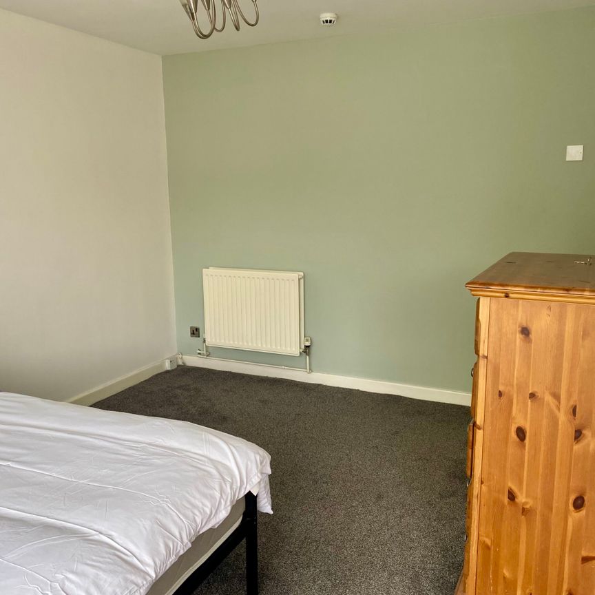 7 Perry Hill, Chelmsford, CM1 7RD – Balcony Room - Photo 1