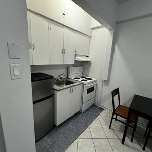 GHETTO MCGILL- STUDIO RENOVÉ & MEUBLÉ- EMPLACEMENT EXCEPTIONNEL - Photo 2