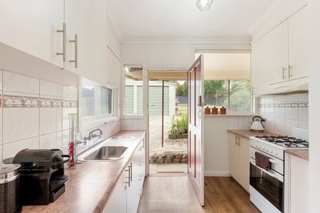 Spacious Three Bedroom Home in Golden Point - OFFERING 6 MONTH LEASE - Photo 4