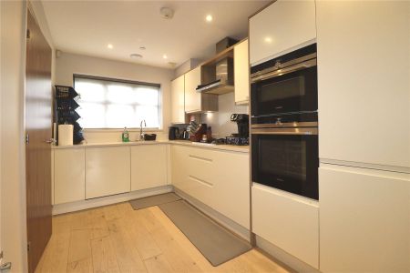 North Road, Woking - 3 bedrooms Property for lettings - Seymours - Photo 2