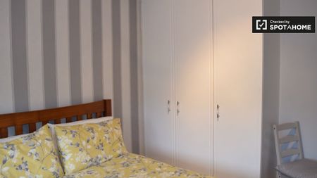 Bright room in 3-bedroom house, Dublin - Photo 4