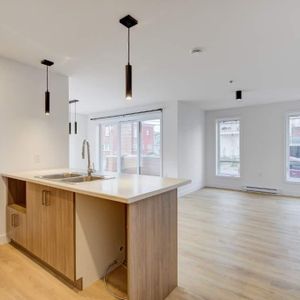 Très beau 51/2 luxueux, plein centre ville de Valleyfield ! Deux balcons, deux salles de bain, 2 A/C! Stationnements int, ascenseur, wifi inclus ! - Photo 2