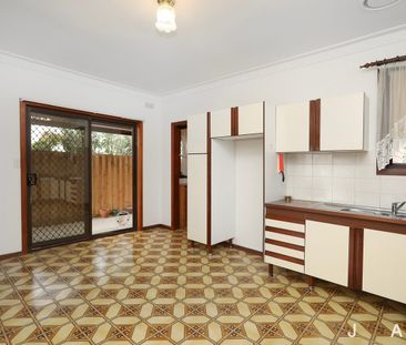 Spacious Family Home in Prime West Footscray Location - Photo 3