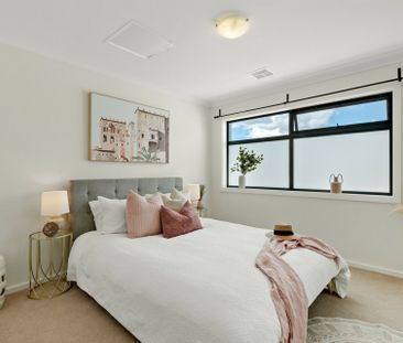 Spacious Three Bedroom Townhouse - Available for 3 to 6 Months Only... - Photo 5