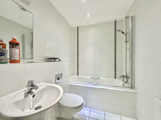 2 bedroom Flat To Let - Photo 1