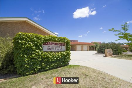 Neat Three Bedroom Townhouse - Photo 3