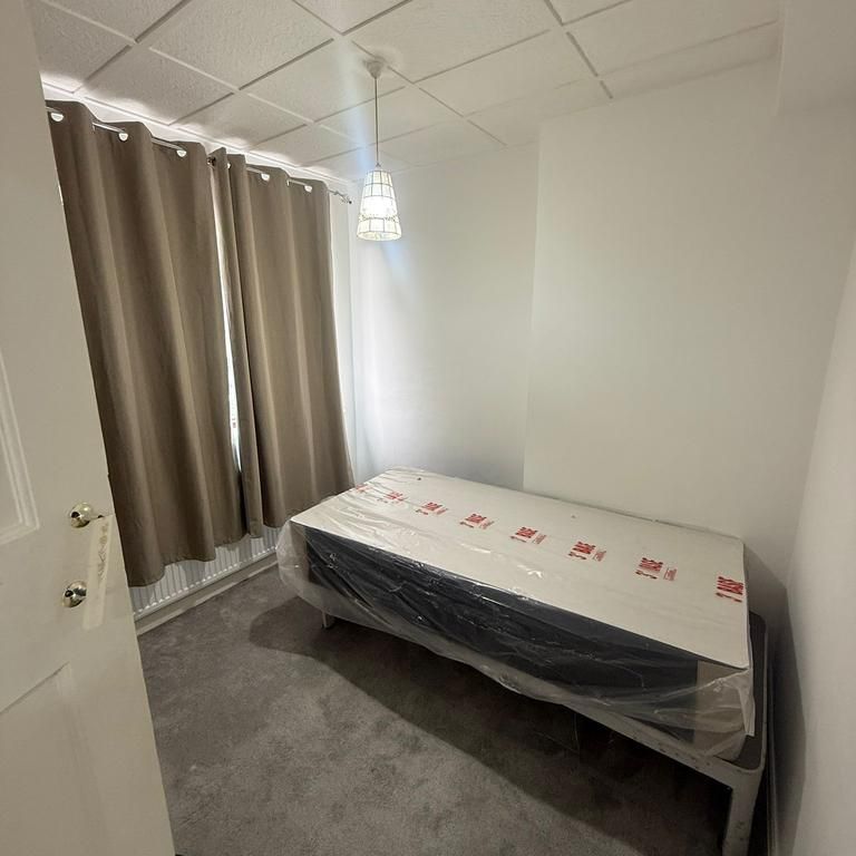 4 bedroom end of terrace house to rent - Photo 1