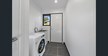 Modern 3 Bedroom Unit In Great Location - Photo 4