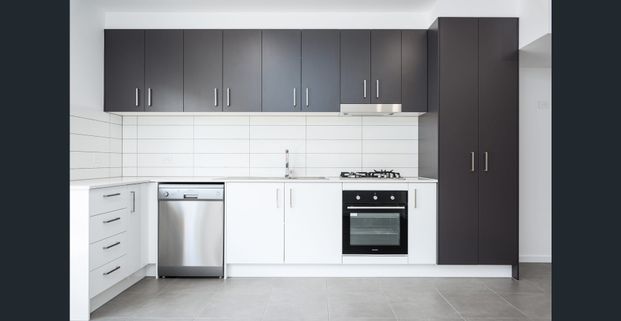 Stylish Terrace Living - Prime Location - Photo 1