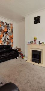 2 bedroom House in Harold Place, Leeds - Photo 3