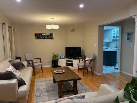 For Lease - 20 Maffey Crescent, Richmond Hill, Ontario - Photo 2