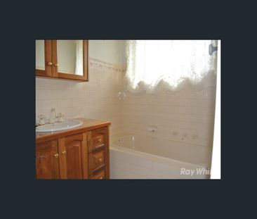 Delightful 3 Bedroom Home! Garden Maintenance Included! - Photo 1