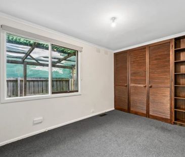 FOUR BEDROOM FAMILY HOME WITH THREE LIVING ZONES IN COURT LOCATION - Photo 2
