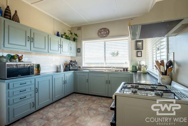 Neat & Versatile Family Home - Photo 1