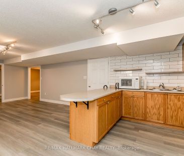 Detached Home For Lease | S8079688 - Photo 4