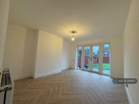 3 bedroom semi-detached house to rent - Photo 2