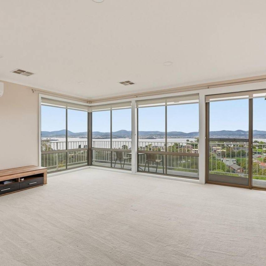 Beautiful 3-Bedroom Home with City & Water Views - Prime Sandy Bay Location - Photo 1