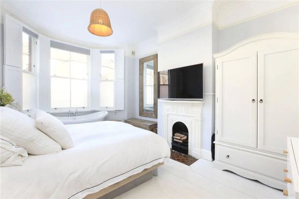 2 bedroom flat in London - Photo 1