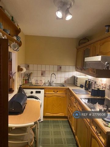 1 bedroom in a flat share to rent - Photo 4