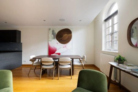 2 bedroom house in London - Photo 4