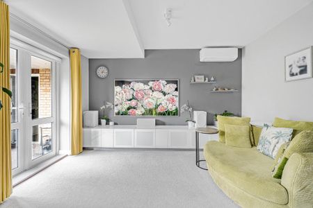 4 bedroom semi-detached house to rent - Photo 2