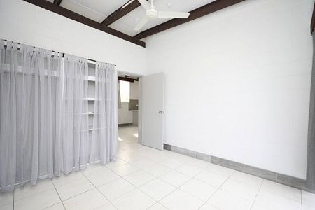 Fully Renovated - Vaulted Ceilings - 60m From Beach - Fenced Yard - Secure Carport - Photo 2