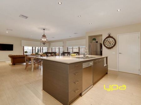 Spacious Living!! - Photo 3