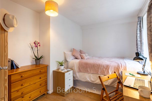 Room 1 - Photo 1