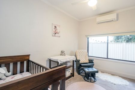 4 BEDROOM CENTRAL HOME - Photo 2