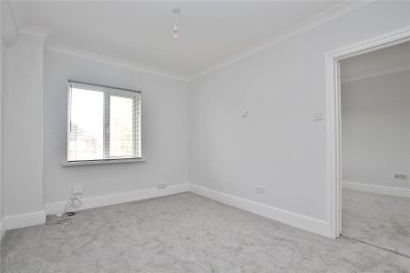 High Street, Woking - 1 bedroomProperty for lettings - Seymours - Photo 2