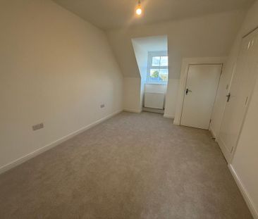 3 bedroom end of terrace house to rent - Photo 2