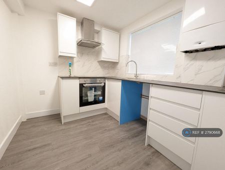 2 bedroom flat to rent - Photo 3