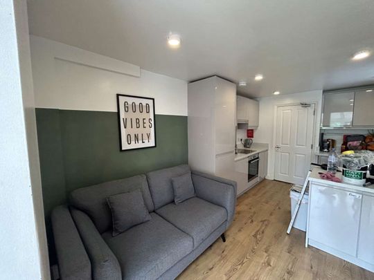 6 bed HMO working professionals in Winchester Room 2 - Photo 1