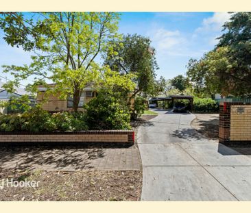 Leafy Refurbished Unit with Courtyard & Parking - Photo 4