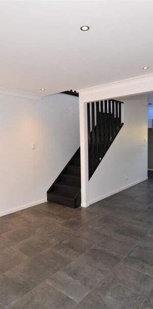 2-Bedroom townhouse, fully AC and renovated - Photo 1