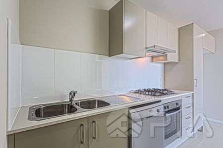 Modern 1 bedroom apartment close to amenities for lease - Photo 3