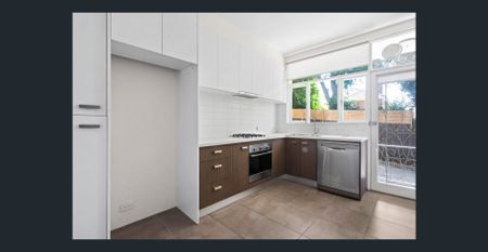 Bright, Oversized Two-Bedroom Apartment in Boutique Block - Photo 4