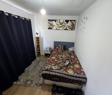 4 bedroom semi-detached house to rent - Photo 2