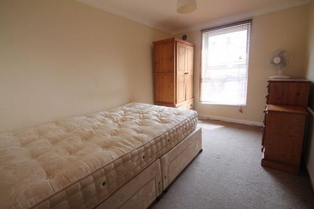 6 bedroom semi-detached house to rent - Photo 2
