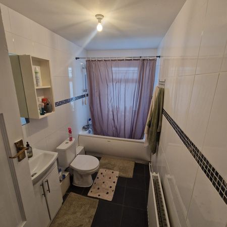 Hunters Square, Dagenham, RM10 - Photo 3