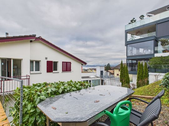 Modern 3.5-room penthouse apartment with beautiful views in charming Bäch SZ - Foto 1