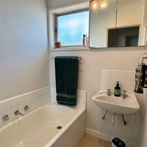 Perfectly Positioned 2 bedroom in Ascot Vale - Photo 3