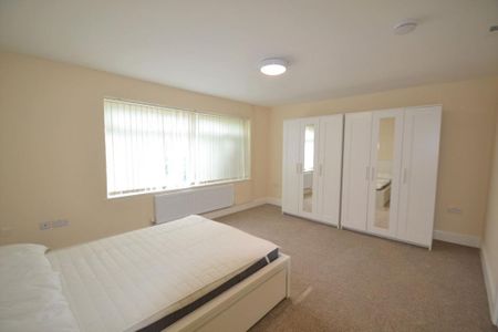 1 bedroom in a house share to rent - Photo 2