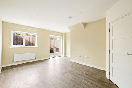 4 bedroom end of terrace house to rent - Photo 2