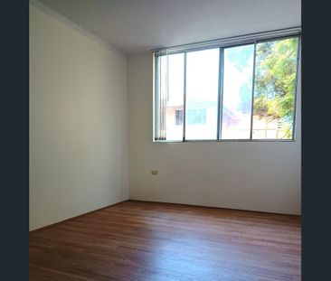 Spacious 2 bedrooms unit close to everything. - Photo 1