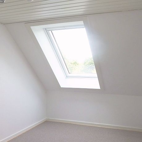 Lejlighed attraktivt beliggende i en længe i stor gård - direkte adgang til dejlig, ældre have og P-plads. Tæt ved smuk natur og gode busforbindelser på kongevejen - kort afstand til Hørsholm centrum og motorvejen. - Foto 1