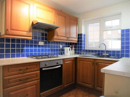 3 bedroom end of terrace house to rent - Photo 2