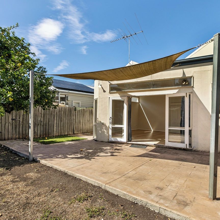 Comfort and Convenience in Yarraville: Stunning 3-Bedroom Home with Outdoor Space - Photo 1